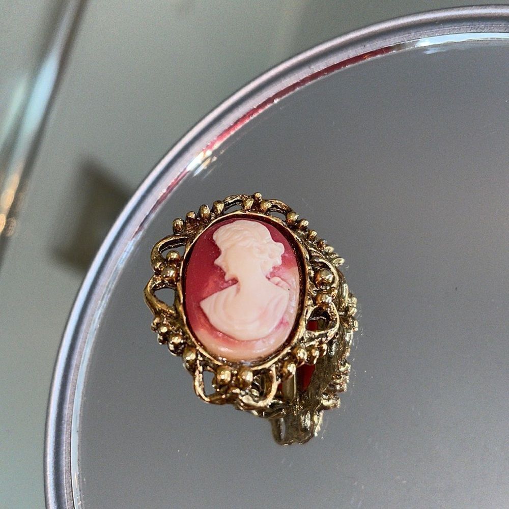 Vintage pink & ivory gold tone cameo brooch pin‎